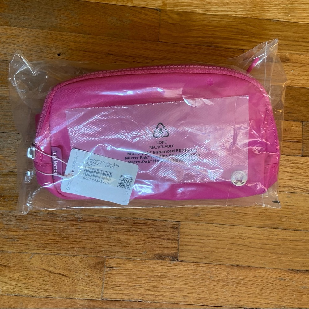 π Lululemon 1L belt bag in Sonic Pink π - Picture 2 of 9